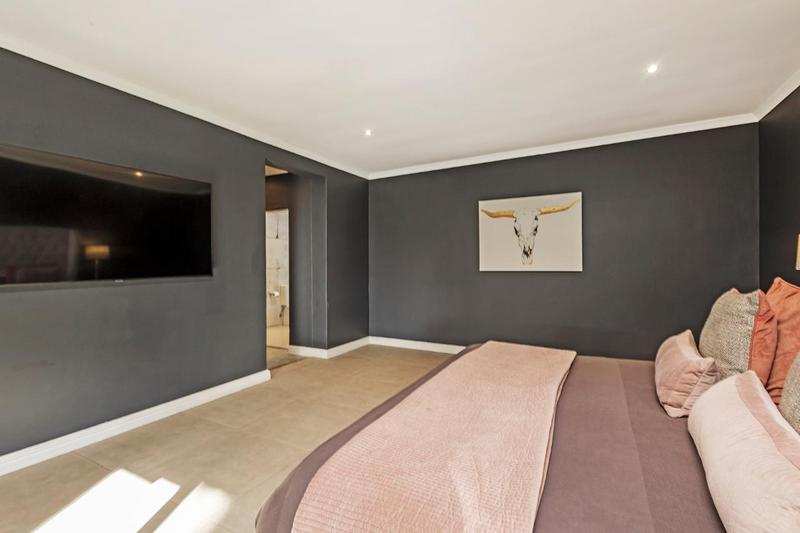 5 Bedroom Property for Sale in Schoongezicht Western Cape
